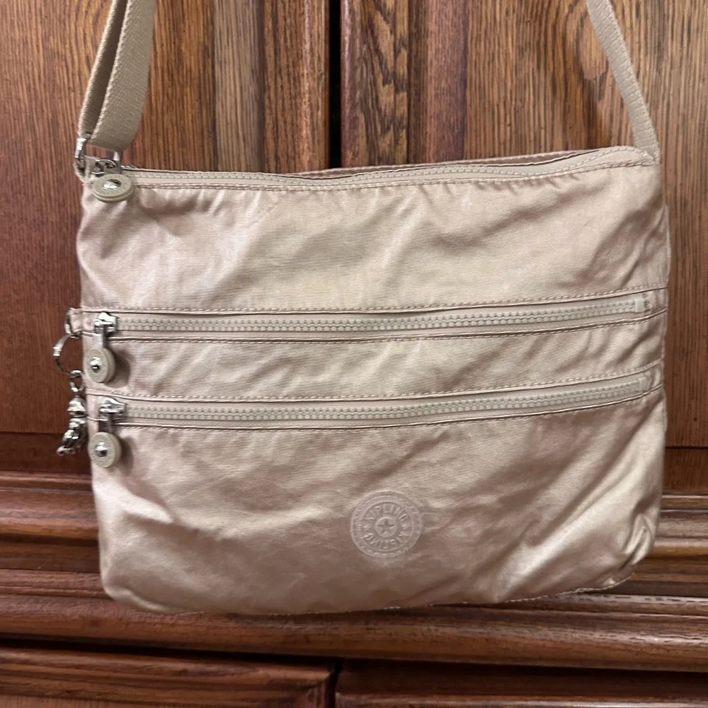 Kipling Set Alvar Metallic Glow Nylon Crossbody Gold & Large Creativity Wallet - Picture 2 of 14